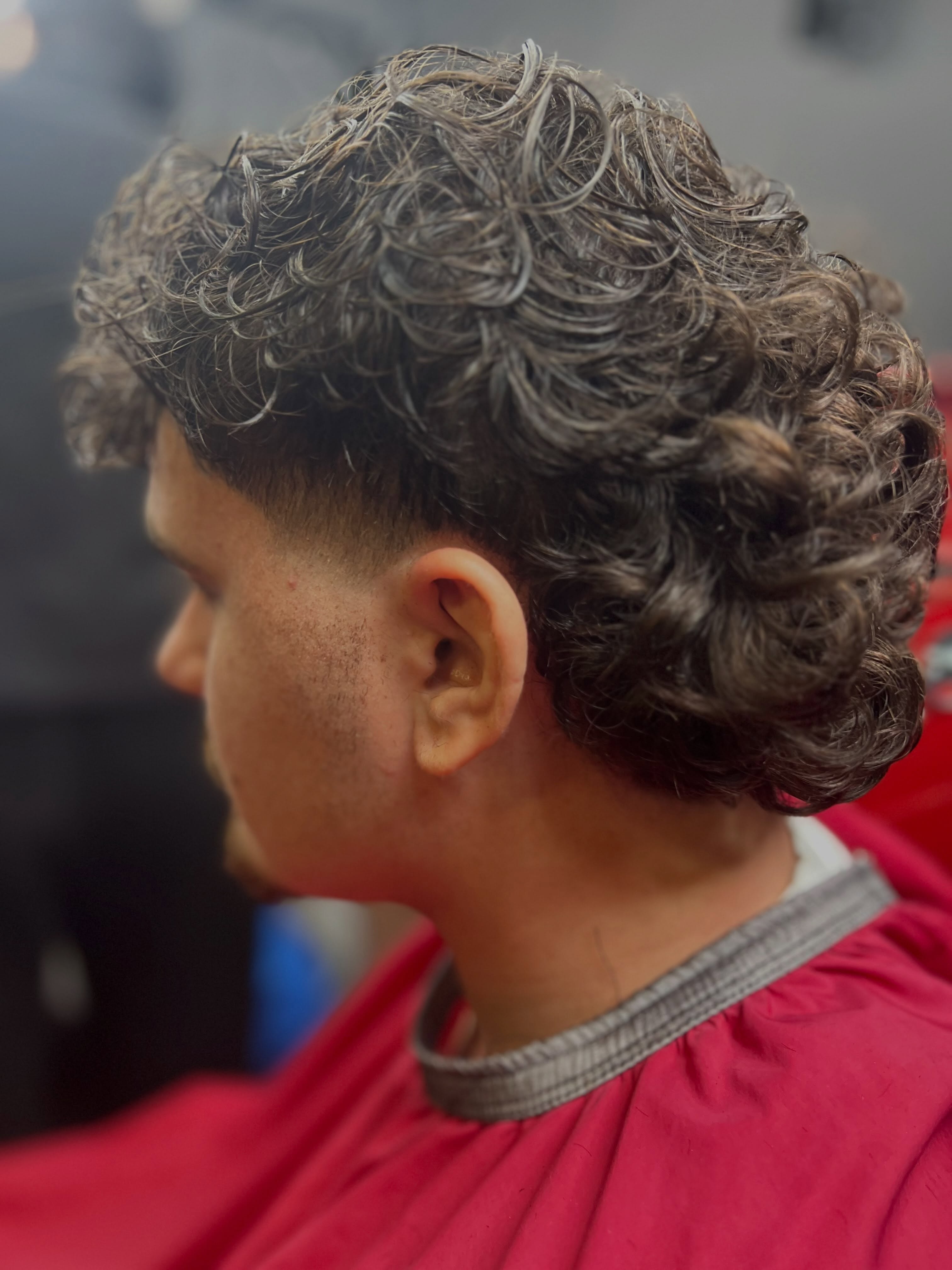 Coupe dégradée et cheveux bouclés