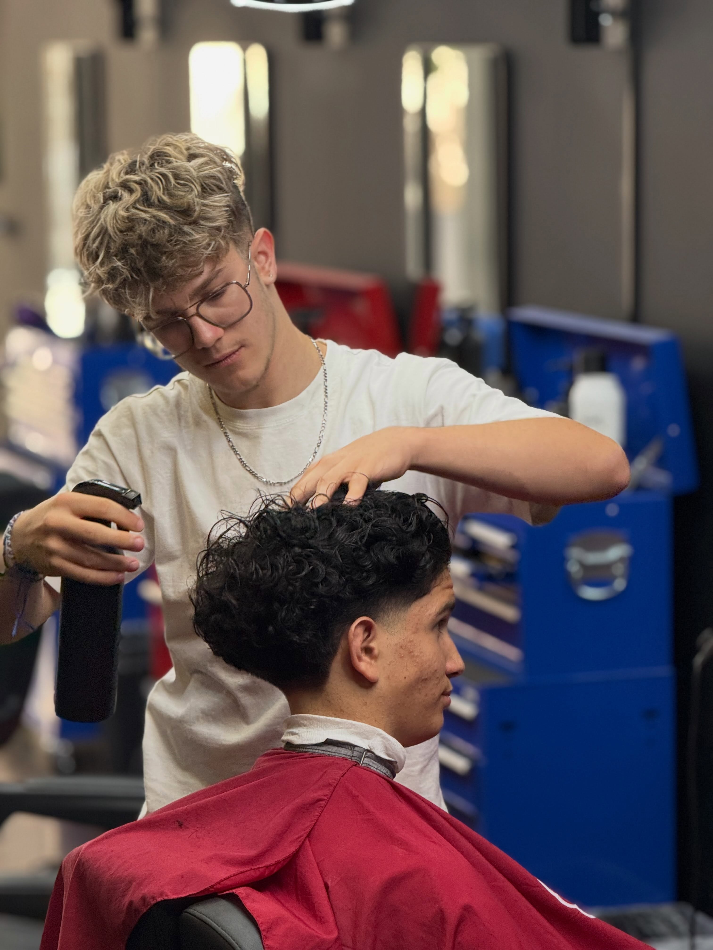 Coiffeur au travail chez South Barber