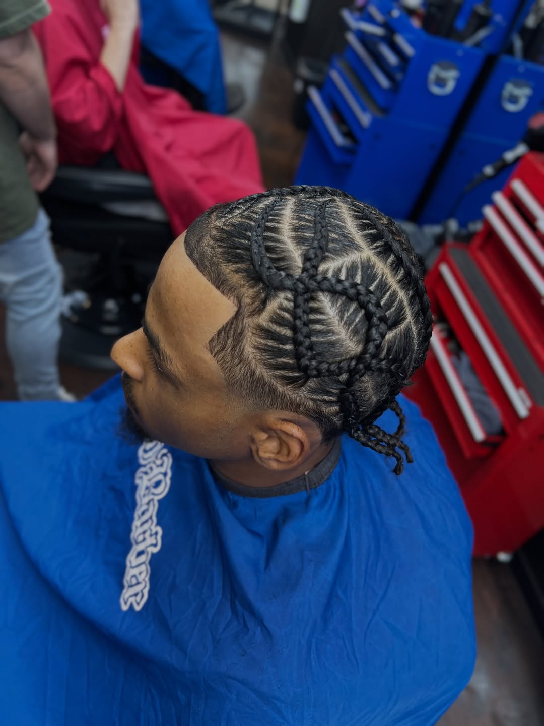 Coiffeur préparant une coupe au salon